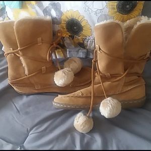 Fur lined tie up pom pom boots size 7 like new